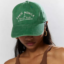 将图片加载到图库查看器，‌Customizable Baseball Caps for Your Unique Style‌